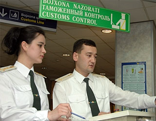 Customs officers prevent smuggling of 900 historic objects