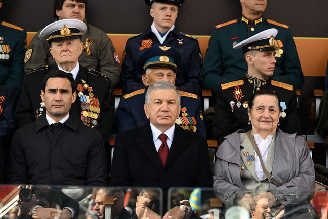 Шавкат Мирзиёев участвовал в Параде Победы на Красной площади