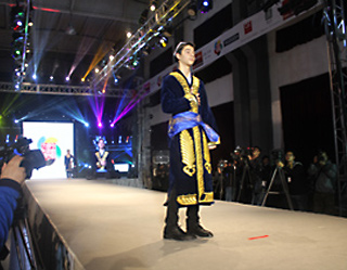 Узбекский национальный костюм представлен на фестивале в Китае