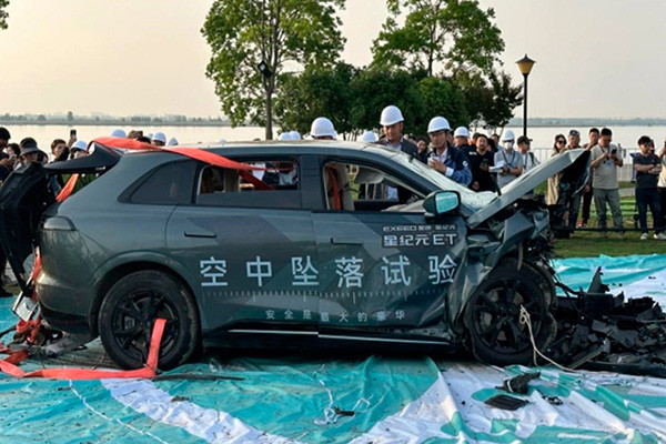 Crossover Exeed Exlantix ET dropped from 32 m as part of a crash test (video)