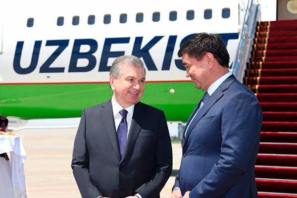 Uzbek President arrives in Bishkek