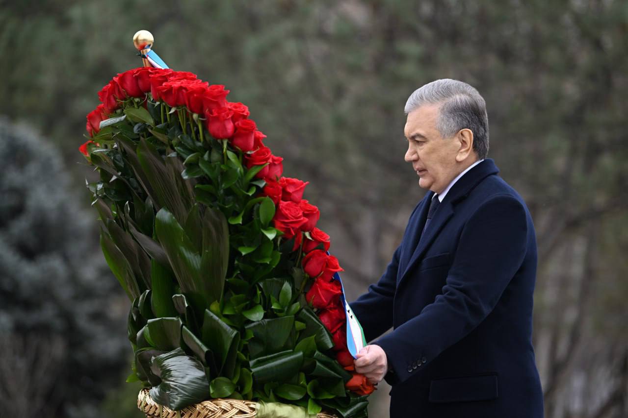 Shavkat Mirziyoyev laid flowers at the monument of Islam Karimov