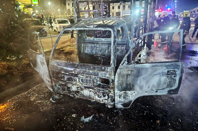 В Ташкенте рядом со станцией метро полностью сгорел грузовой автомобиль