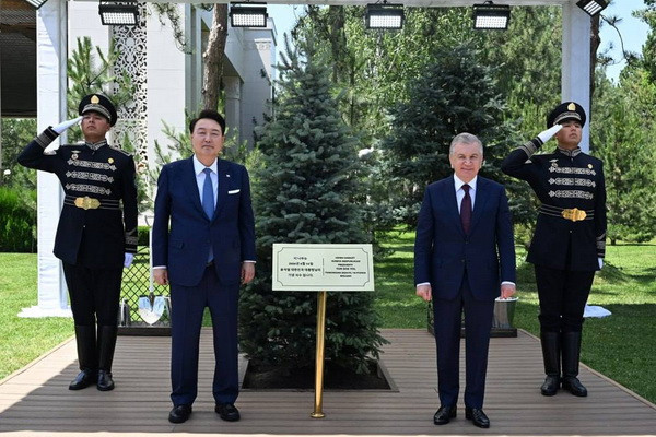 Президенты Республики Узбекистан и Республики Кореи вместе посадили дерево