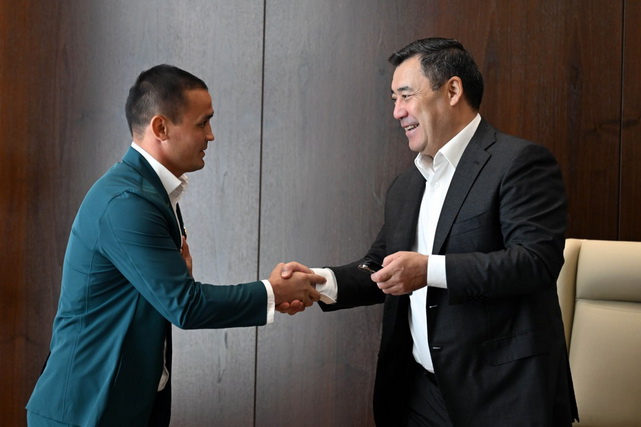 Президент Кыргызской Республики подарил автомобиль тренеру из Узбекистана