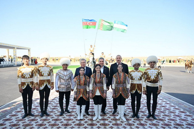 Leaders of Uzbekistan, Turkmenistan and Azerbaijan Attend Performance by the “Galkynysh” Group