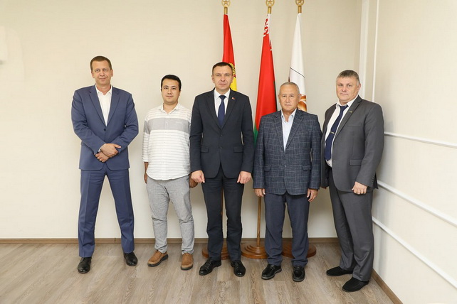 Representatives of Uzbek Company AGROMAX TECHNIC Visit Bobruyskagromash