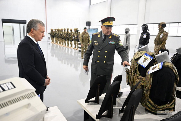 Президент Узбекистана ознакомился с мощностями оборонно-промышленного комплекса