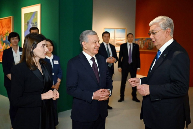 Лидеры Узбекистана и Казахстана ознакомились с выставкой живописных и графических работ