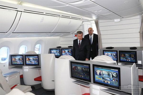 Шавкат Мирзиёев осмотрел новый самолет Боинг-787