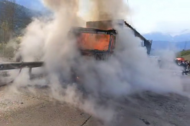 МЧС ликвидировало пожар грузовика на перевале Камчик