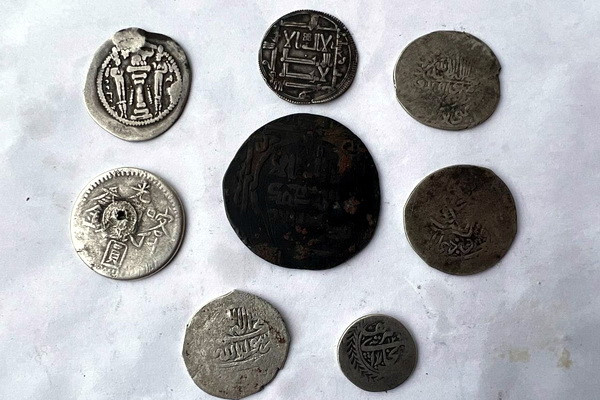 В Наманганской области обнаружили древние книги, монеты и мечи