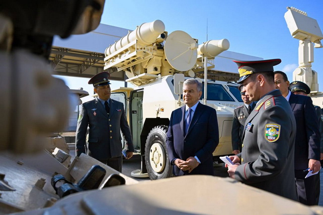 Шавкат Мирзиёев посетил воинскую часть в Сурхандарьинской области и ознакомился с боевой подготовкой войск