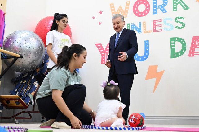 Президент ознакомился с работой Центра социальных услуг «Инсон» в Ташкенте