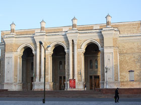 Uzbek dance band tours France