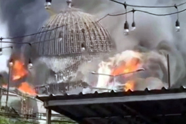 В Джакарте загорелся и рухнул купол Большой мечети