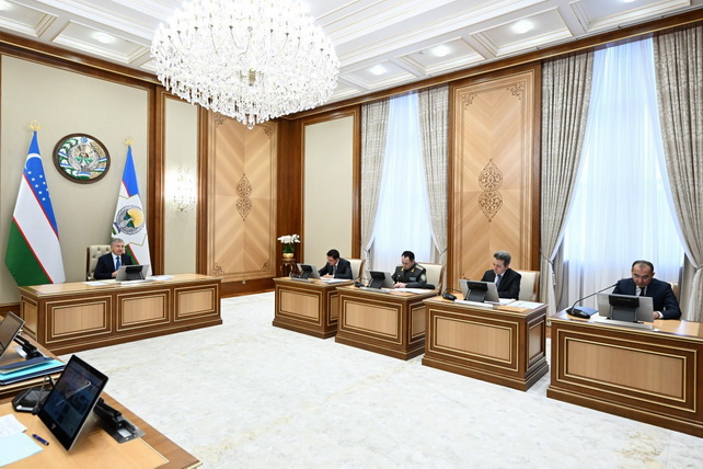 Президент Узбекистана ознакомился с планами запуска первого национального спутника и подготовки космонавта