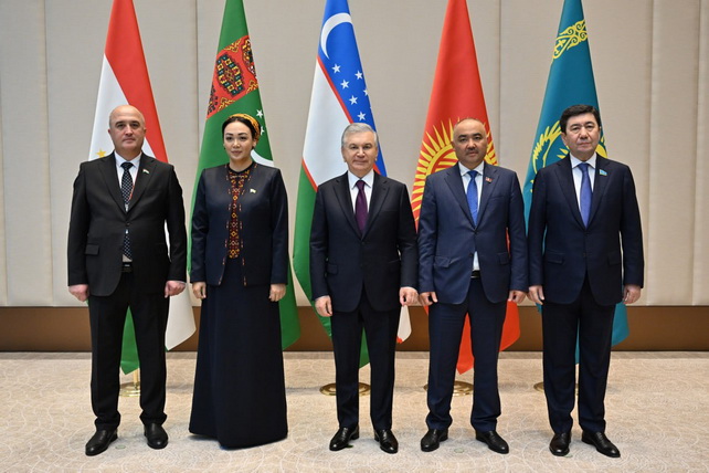 Shavkat Mirziyoyev holds meeting with heads of Central Asian parliamentary delegations