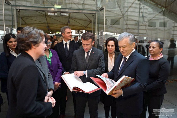 Президенты Узбекистана и Франции открыли в Лувре выставку «Сокровища оазисов Узбекистана. На пересечении караванных путей»