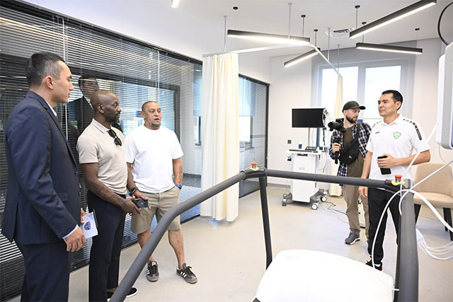 Легенды мирового футбола посетили Национальный футбольный центр