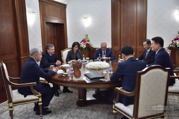 Президент Узбекистана принял делегацию Республики Корея