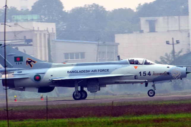 В Бангладеш учебный истребитель F-7 рухнул на колледж: есть погибший и десятки раненых