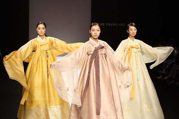 В Ташкенте прошел показ корейской традиционной одежды Ханбок