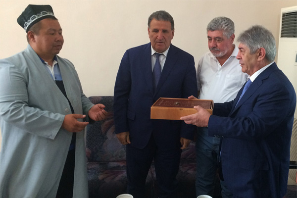 Священный «Коран» из Нахичевана подарен музею комплекса Имама Аль Бухари