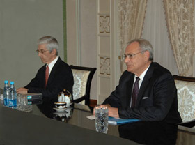 Islam Karimov and Philippe Le Houerou consider cooperation issues