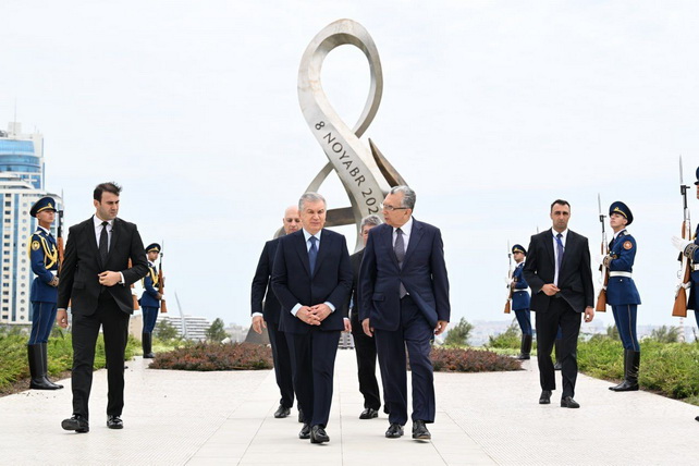 Президент Узбекистана возложил цветы в Парке Победы в Баку