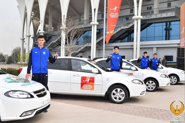 Uzbekistan U-20 football players receives Chevrolet cars