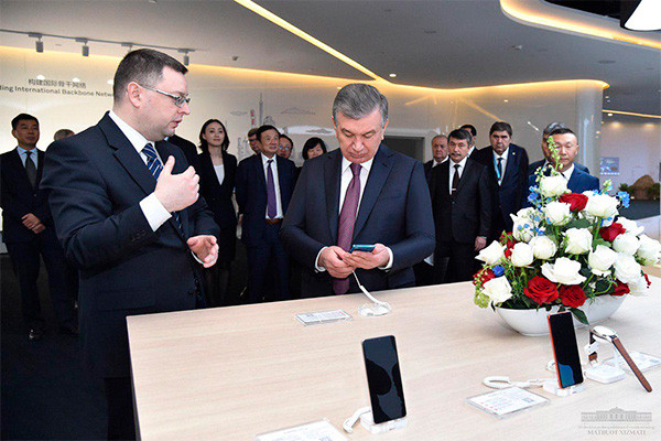Uzbek President visits Huawei Innovation Center