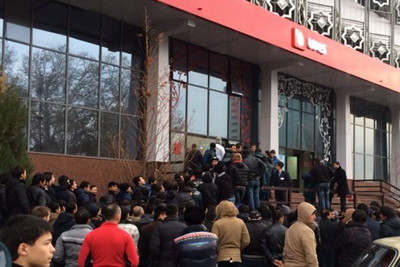 В Узбекистане выстроились огромные очереди за сим-картами UMS