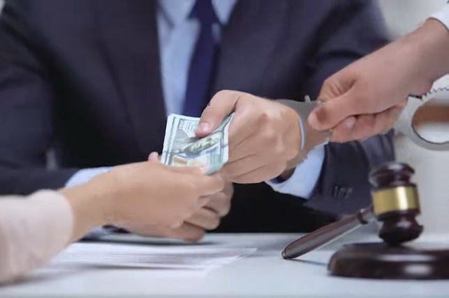 В Джизаке задержан сотрудник МЧС за взятку