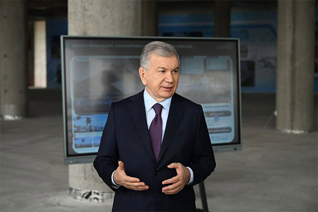 Президент ознакомился со строительными работами в аэропорту Намангана