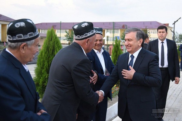 Президент Узбекистана посетил махаллю Шахробод