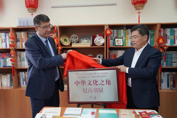 Нужно тесно общаться с друзьями и городами, а также рассказывать историю Великого Шелкового пути!