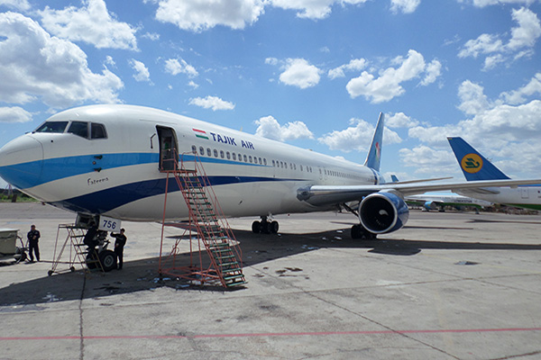 Специалисты UAT  провели работы по техническому обслуживанию на самолете Tajik Air