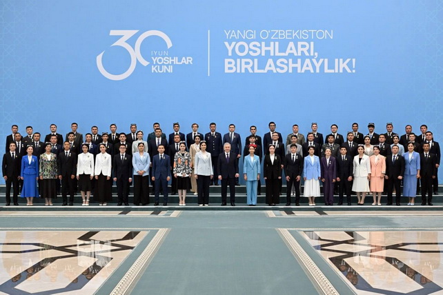 ​​​​​​​Шавкат Мирзиёев наградил выдающихся молодых узбекистанцев в День молодёжи
