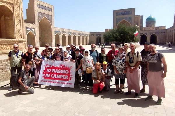 Международные путешественники автокараваном прибыли в Узбекистан