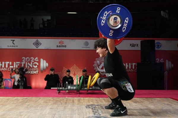 The young athlete beats Ruslan Nurudinov in the snatch exercise