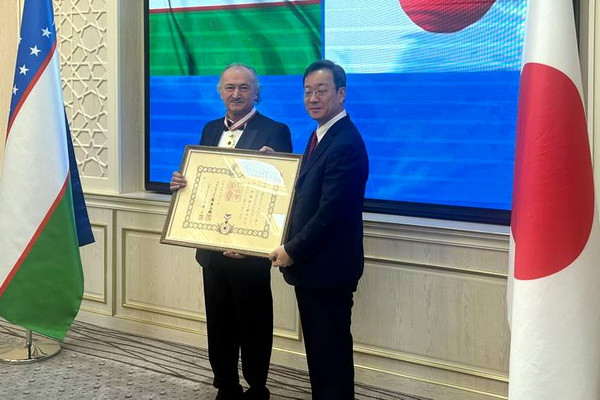 Акмалю Нуридинову вручена высокая награда Японии