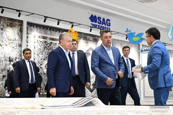Қирғизистон раҳбари Хивадаги йирик гиламчилик корхонаси билан танишди