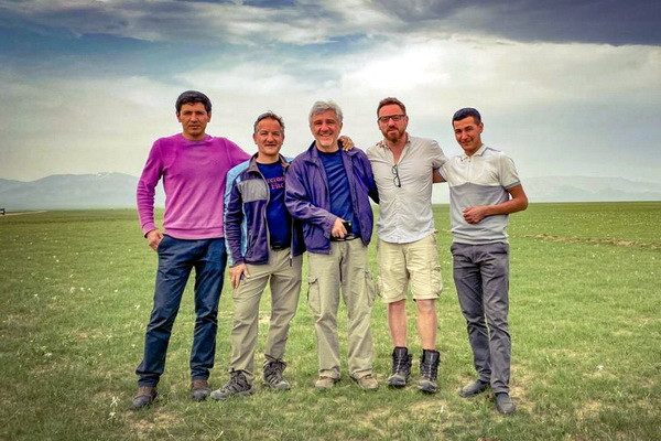 Французская съемочная группа снимает документальный фильм о рыбалке в Узбекистане