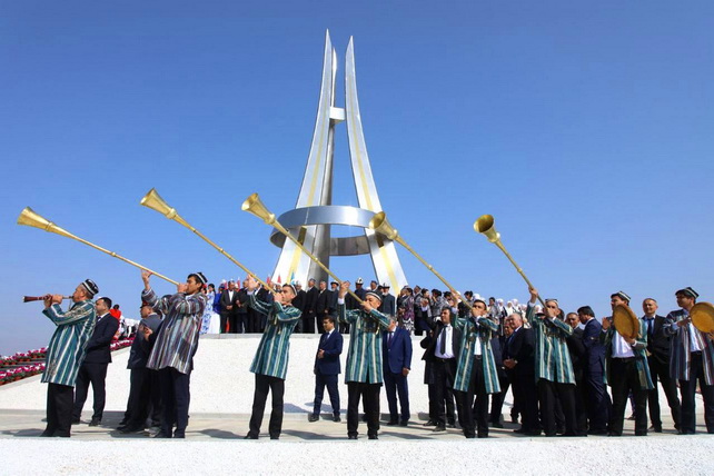 Главы государств открыли стелу Дружбы Узбекистана, Таджикистана и Кыргызстана