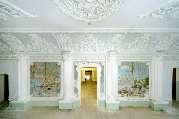 В Ташкенте над внутренней отделкой детской библиотеки обнаружена уникальная настенная надпись