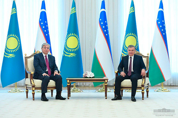 Uzbek, Kazakh leaders hold face-to-face meeting