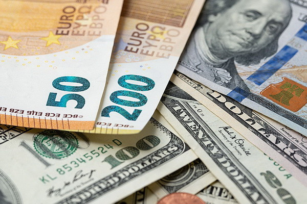 Доллар и евро взлетели по отношению к суму