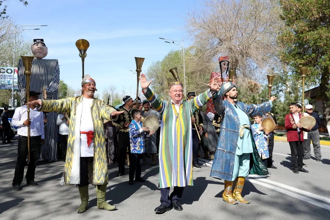 В Бухаре прошли фестивали юмора и восточной кухни