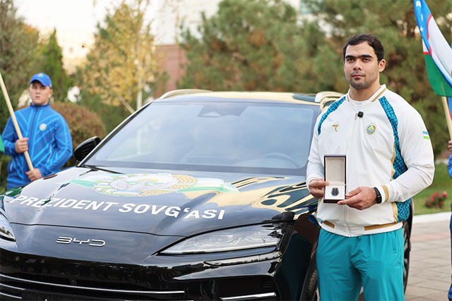 Абсолютному чемпиону мира по тяжёлой атлетике Акбару Жураеву вручен подарок Президента